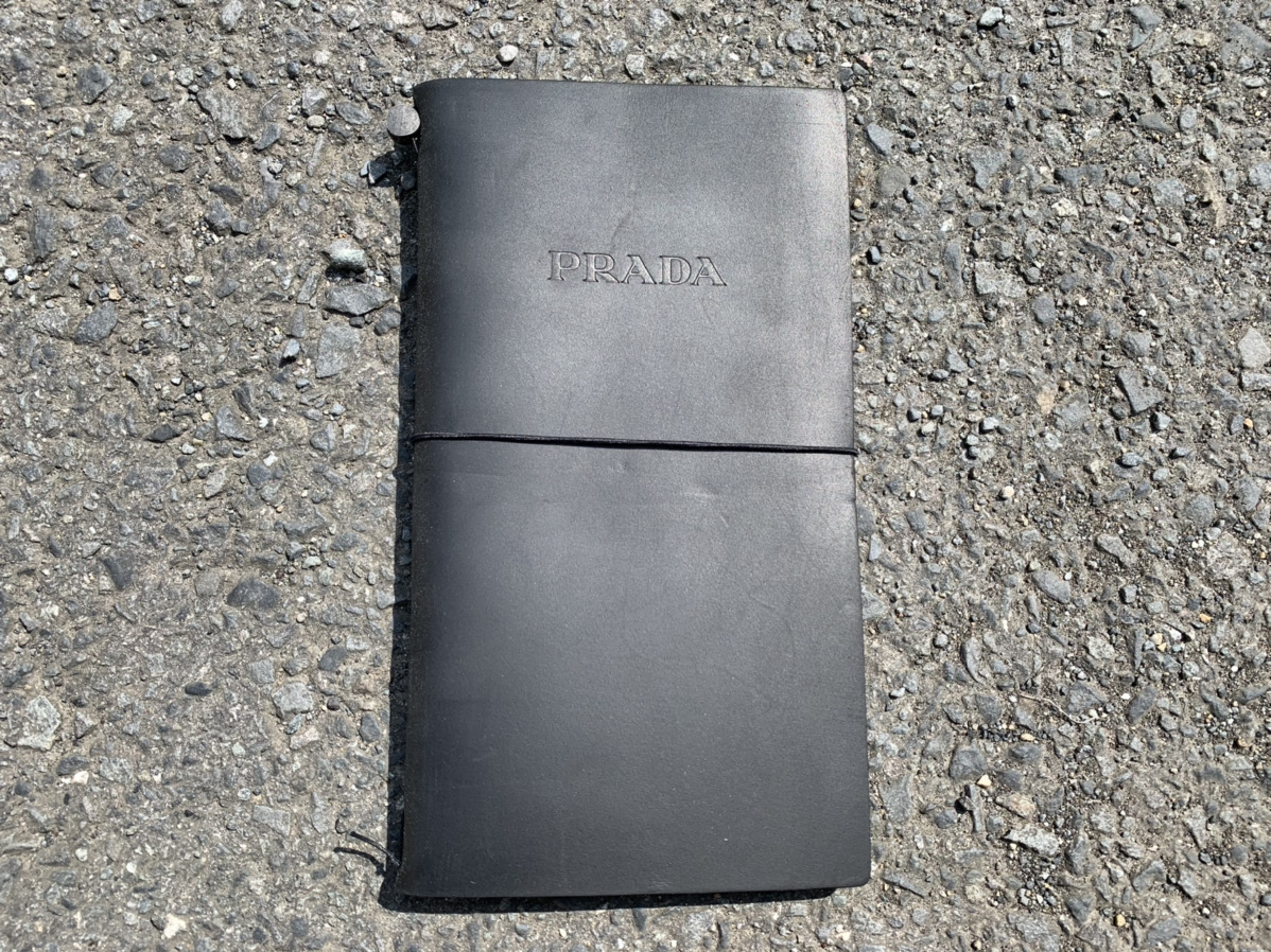 PRADA プラダ トラベラーズノート 強 ブラスタグ パスポートサイズ BLACK 